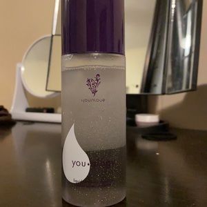 Younique liquid make-up remover